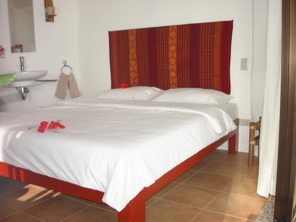 Artista Beach Villa Balabag  Rum bild