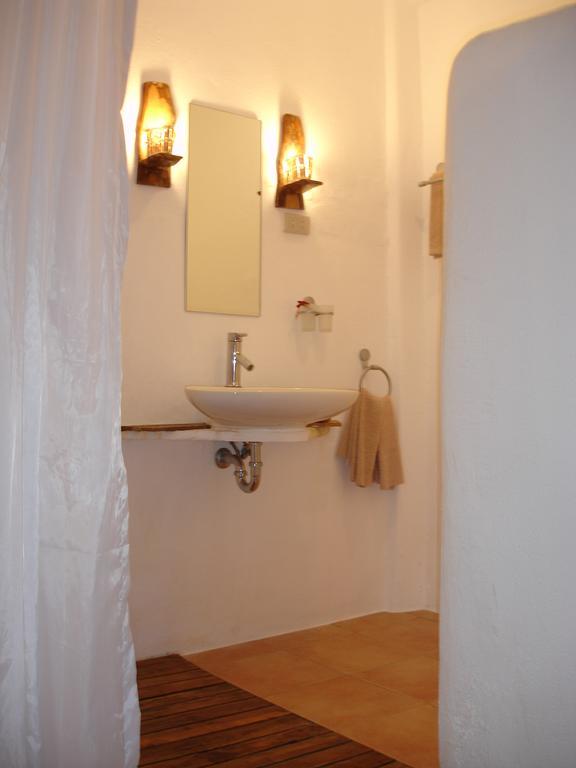 Artista Beach Villa Balabag  Rum bild