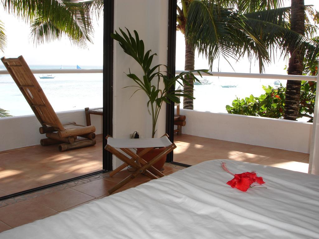 Artista Beach Villa Balabag  Rum bild