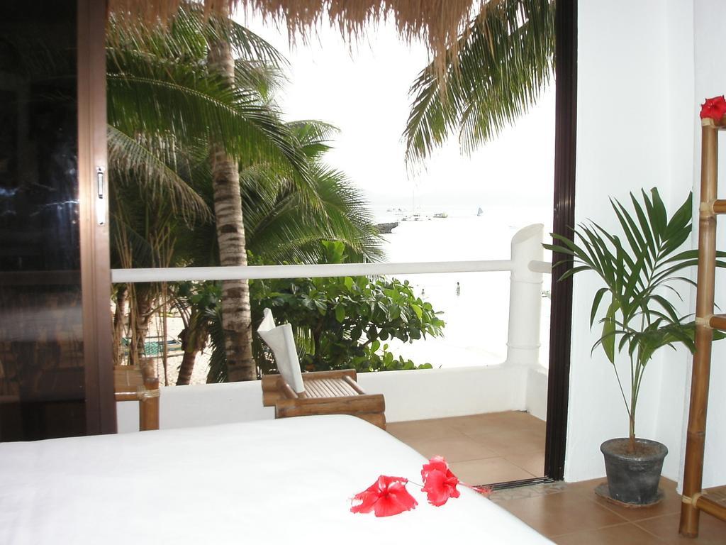 Artista Beach Villa Balabag  Rum bild