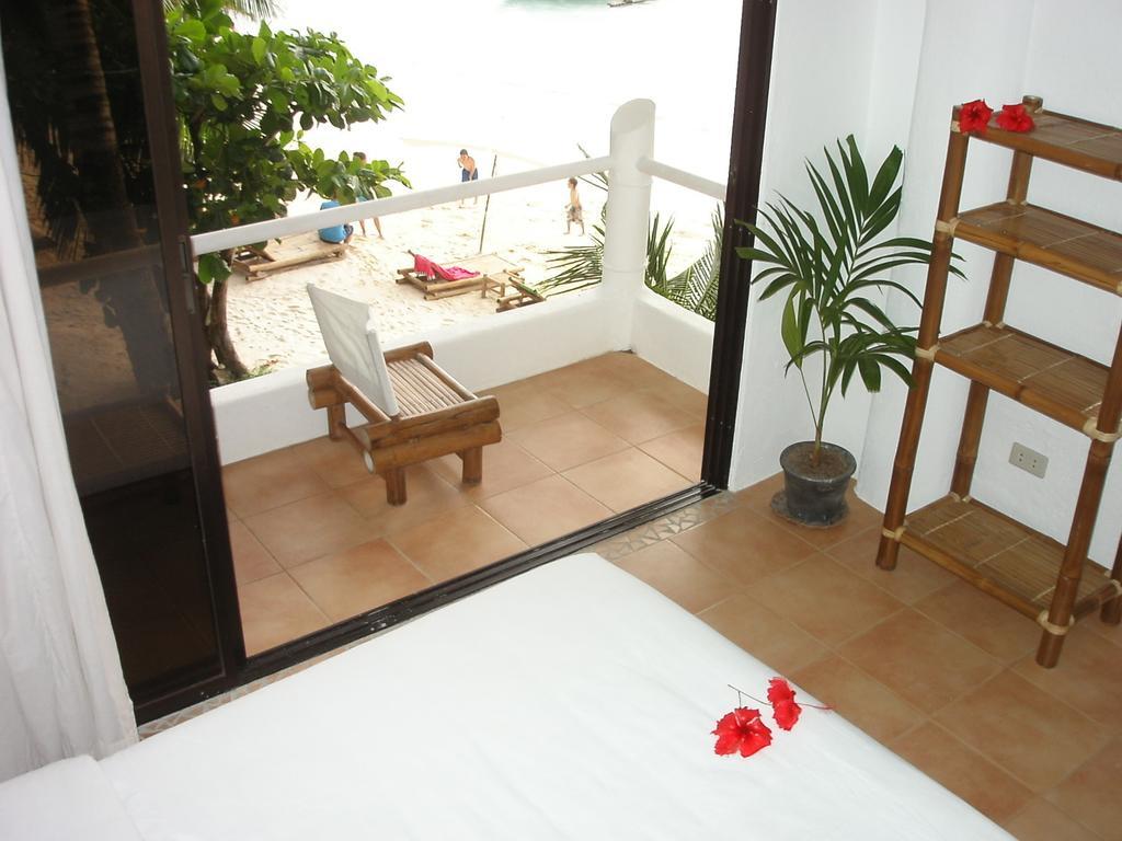 Artista Beach Villa Balabag  Rum bild